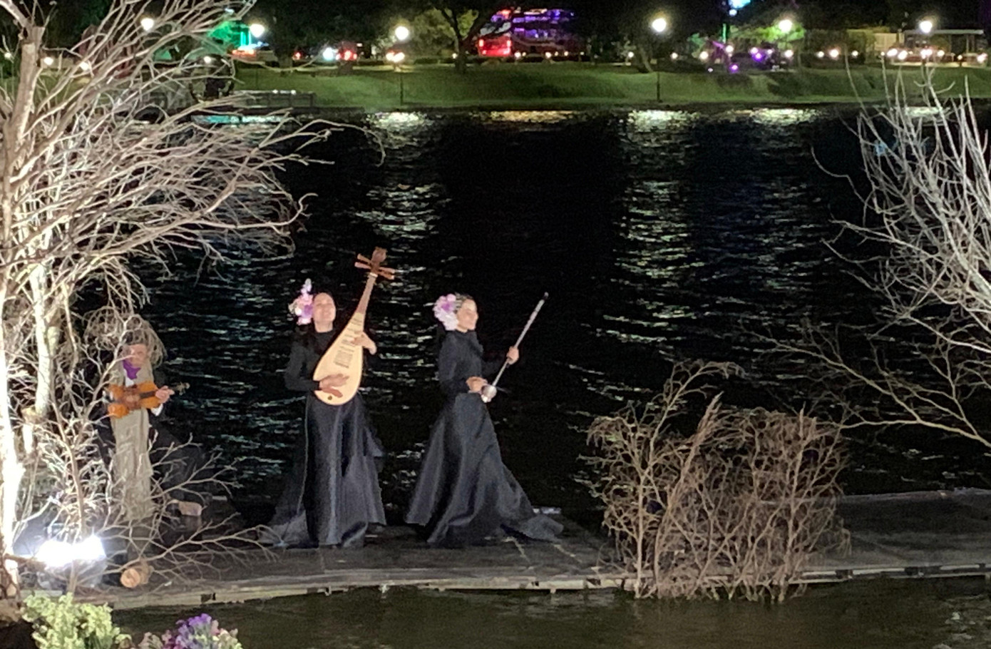 Tiết mục song tấu đàn nhị và đàn tỳ bà.