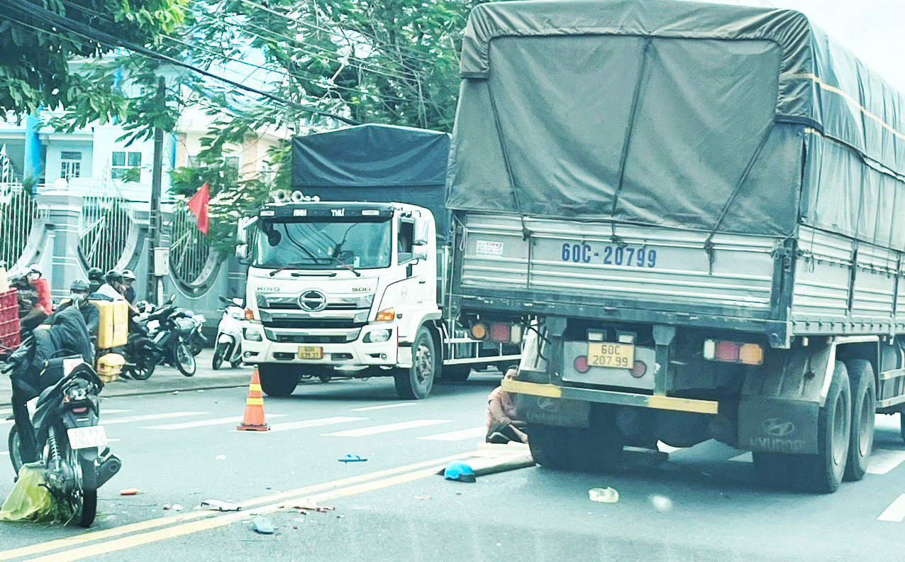 Hiện trường vụ tai nạn trên quốc lộ 20 khiến 1 phụ nữ tử vong tại chỗ Hiện trường vụ tai nạn trên quốc lộ 20 khiến 1 phụ nữ tử vong tại chỗ