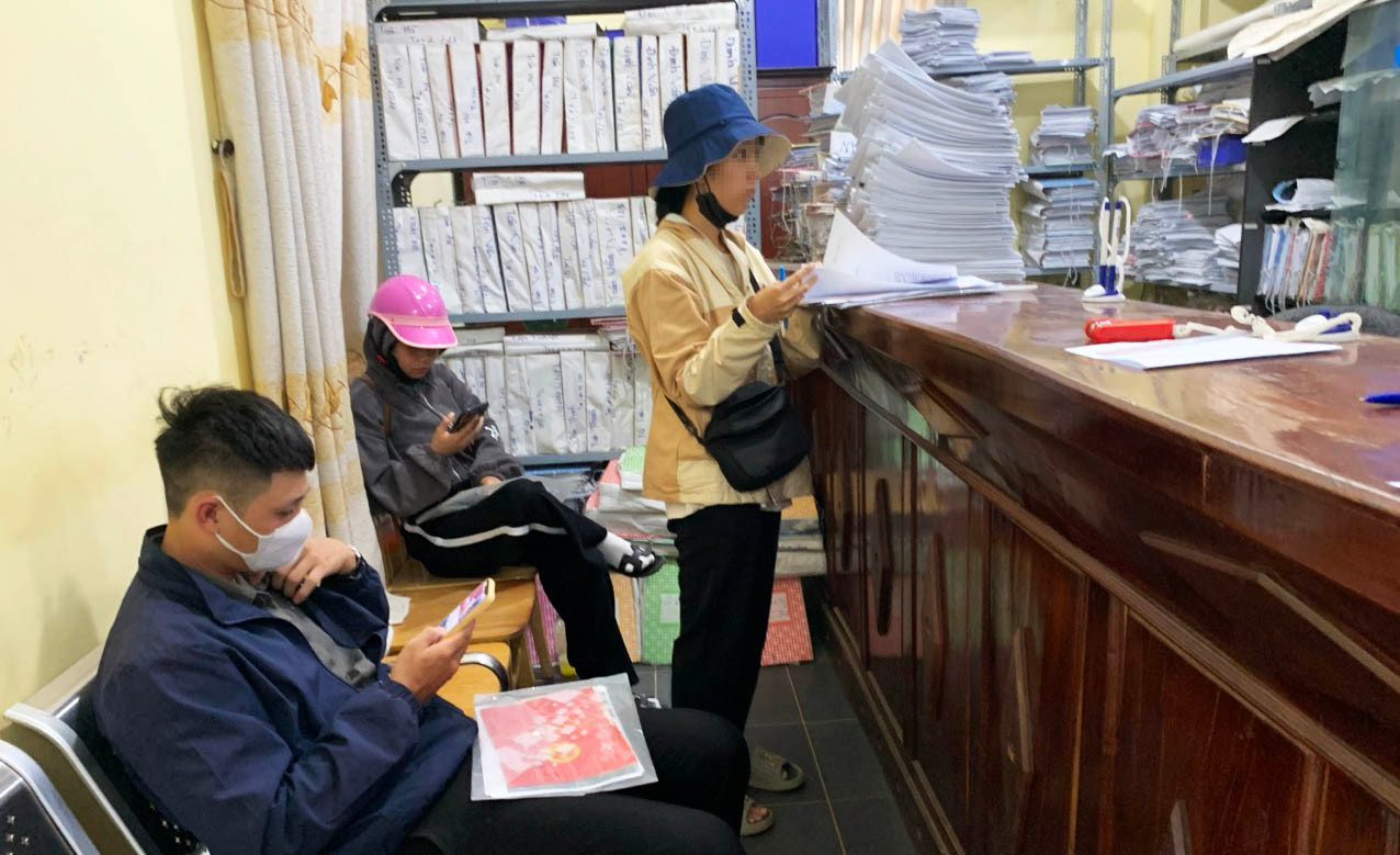 Người dân đi làm giấy tờ liên quan đến đất đai Người dân đi làm giấy tờ liên quan đến đất đai