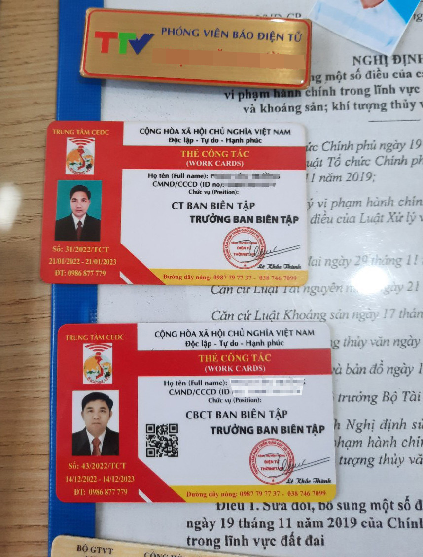 Công an thu giữ một số giấy tờ liên quan của 2 người tự xưng phóng viên Công an thu giữ một số giấy tờ liên quan của 2 người tự xưng phóng viên