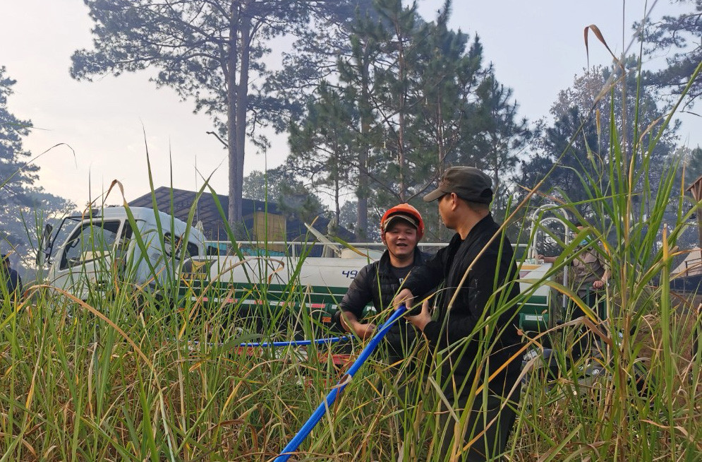 Xe cứu hỏa được huy động đến bìa rừng để chữa cháy