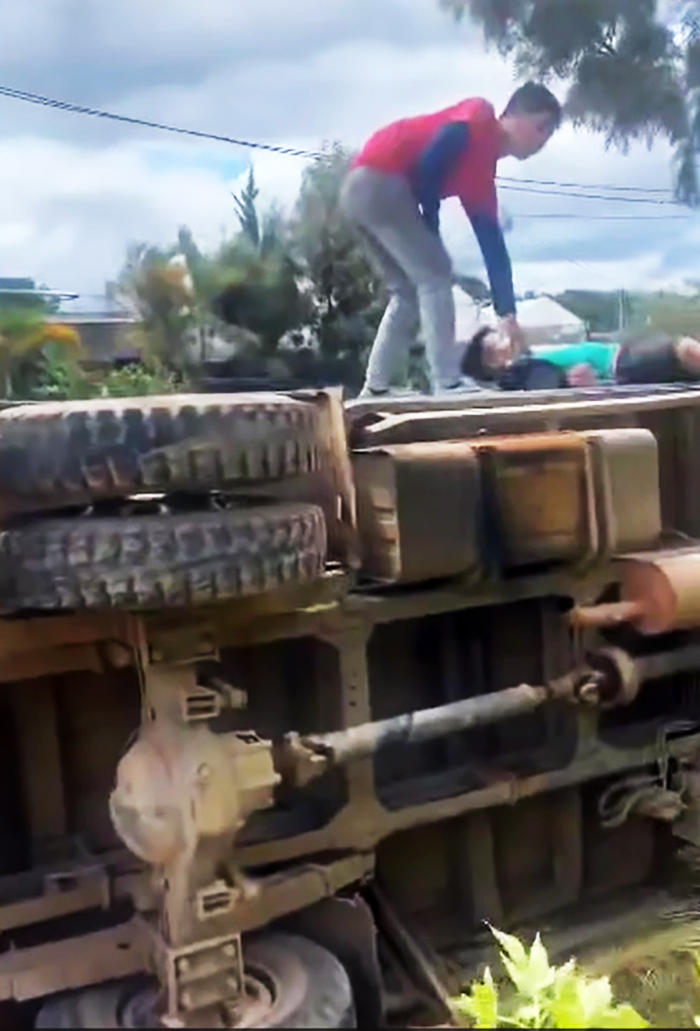 Xe tải lật nghiêng trên vỉa hè