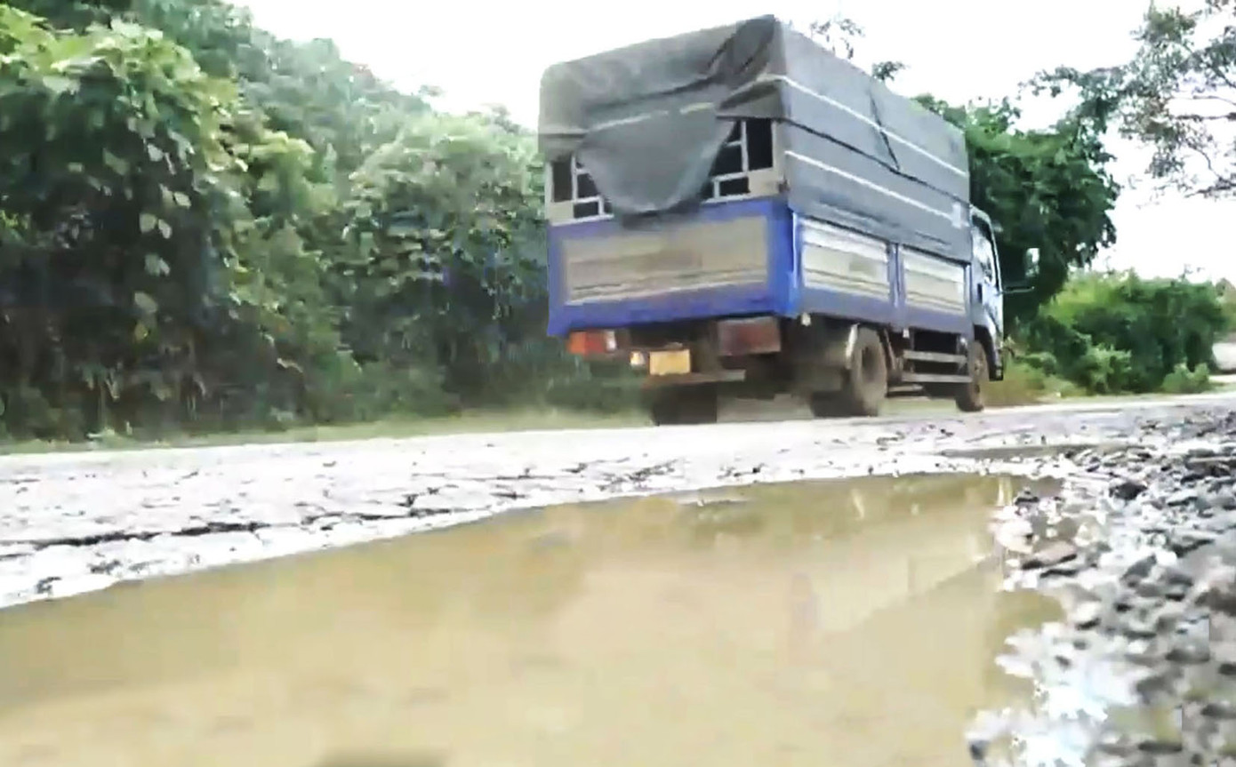 Một đoạn QL27 qua địa bàn huyện Đam Rông bị hư hỏng nặng