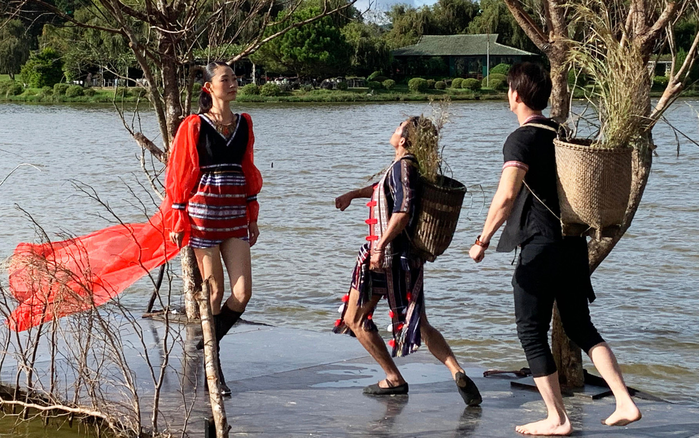 Sự kết hợp giữa lụa và thổ cẩm tạo nên những bộ trang phục ấn tượng