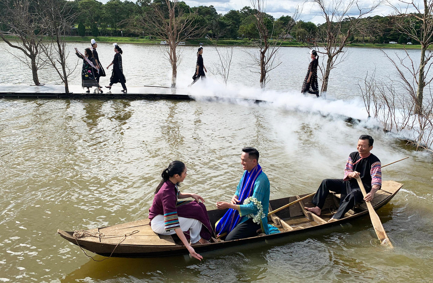 Một cảnh diễn trên hồ