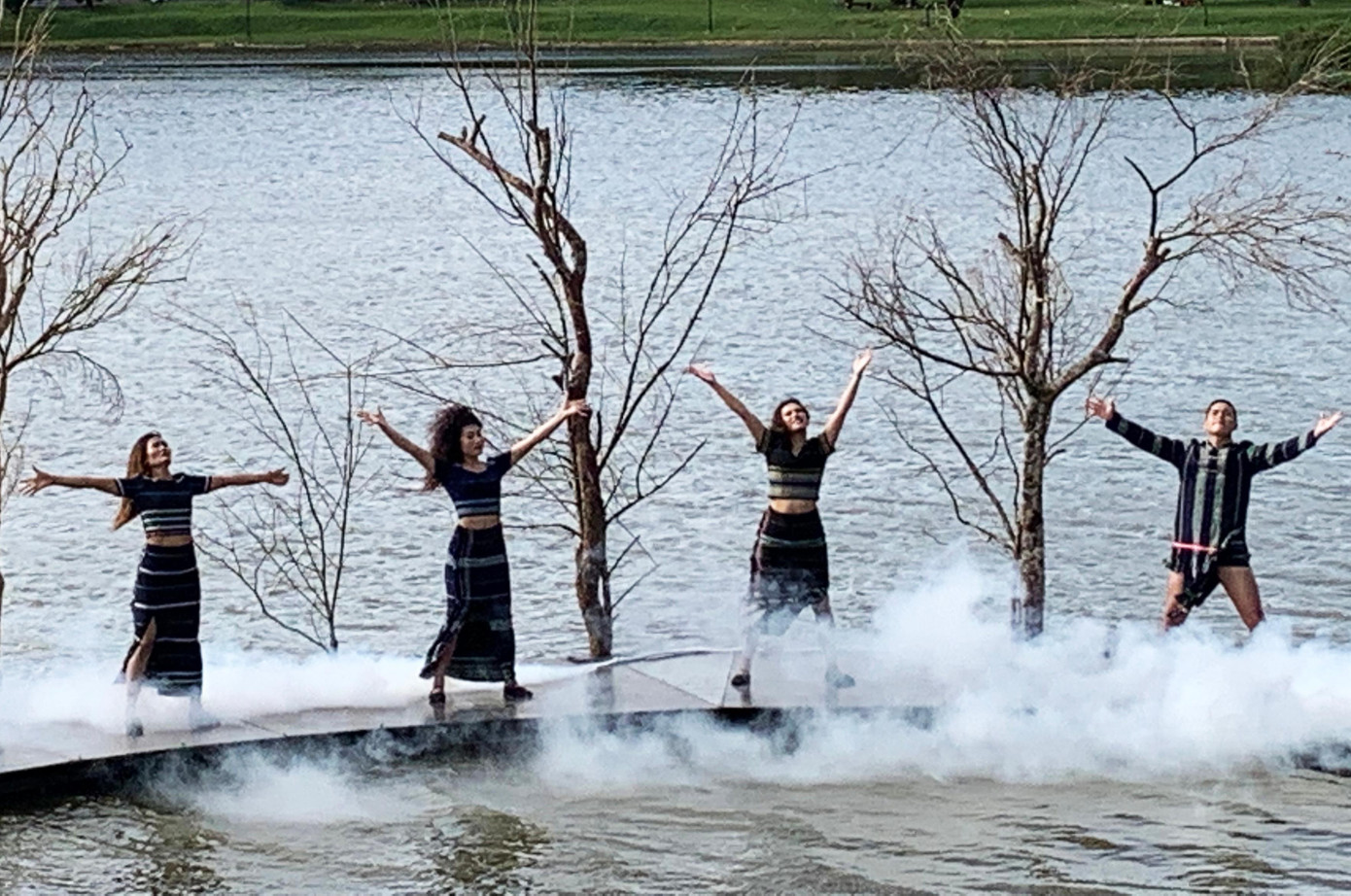 Các chàng trai và sơn nữ K'Ho tham gia buổi trình diễn thời trang