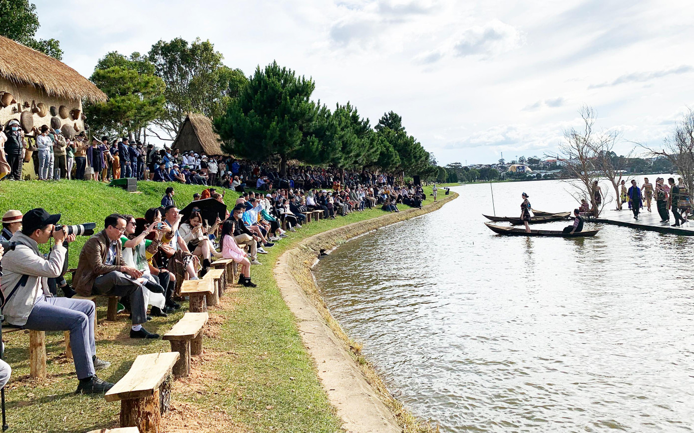 Nhiều người đến xem trình diễn thời trang