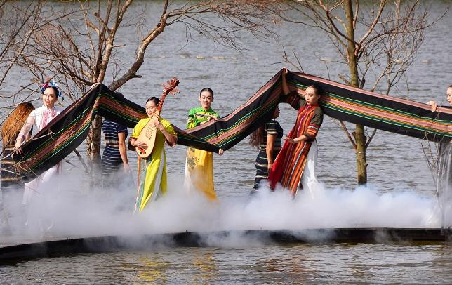 Trình diễn áo dài lụa và thổ cẩm Tây Nguyên tại sân khấu nổi trên hồ Xuân Hương