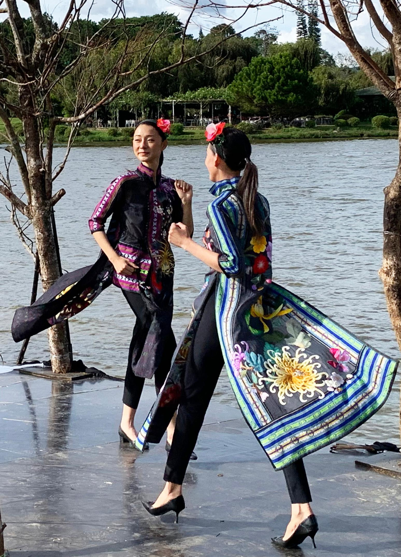 Những tà áo ''bay'' trên mặt hồ