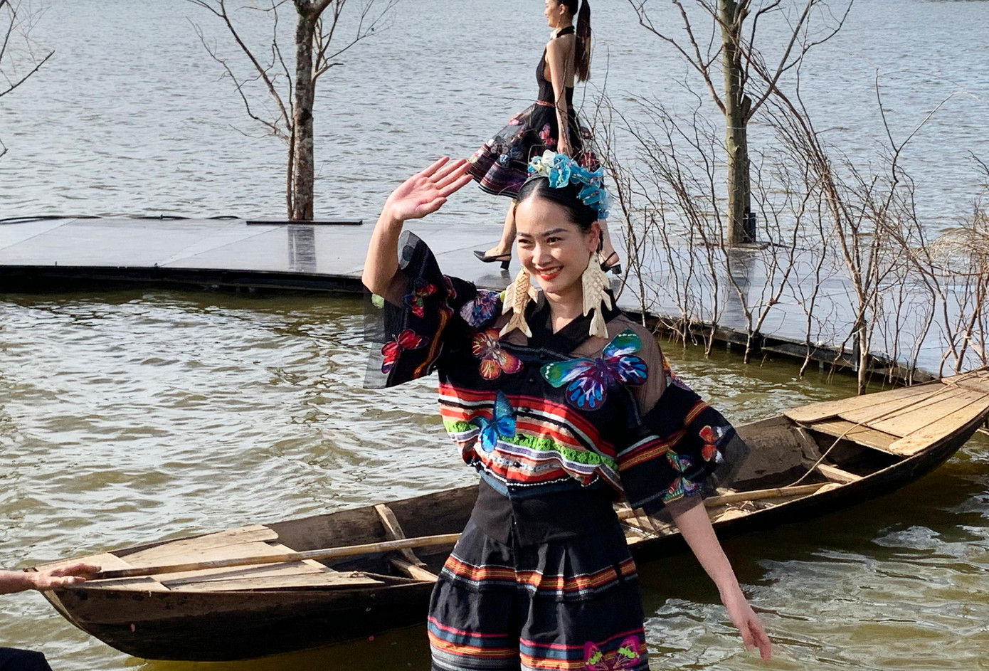 Duyên dáng váy thổ cẩm