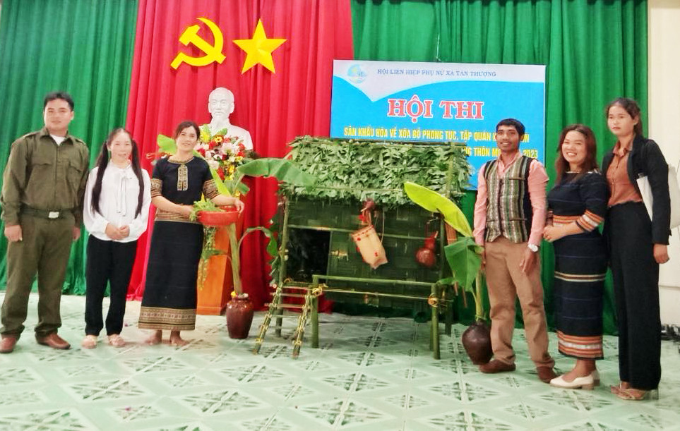 Tiết mục sân khấu hóa tuyên truyền về xóa bỏ định kiến giới và phong tục lạc hậu