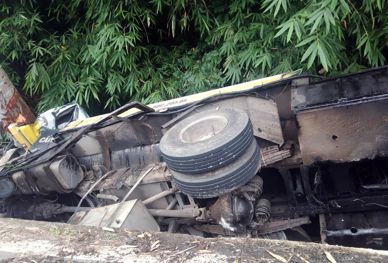 Xe tải lật nghiêng dưới mương Xe tải lật nghiêng dưới mương