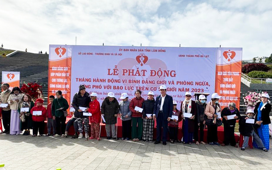 Tặng quà cho hàng chục người có hoàn cảnh khó khăn tại lễ phát động Tháng bình đẳng giới