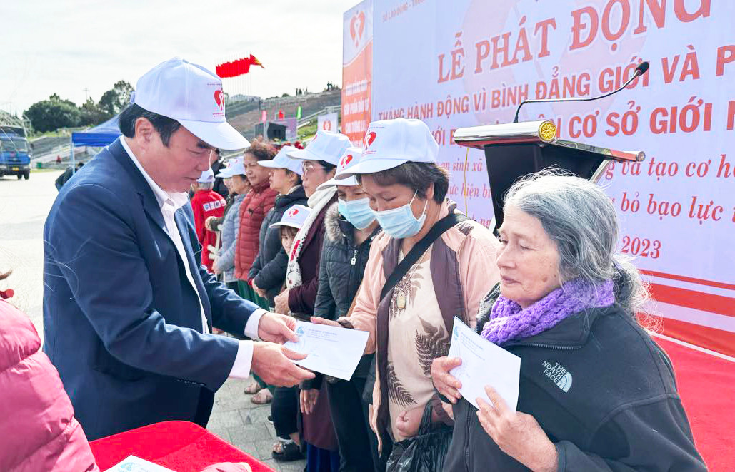 Lãnh đạo tỉnh Lâm Đồng trao quà cho phụ nữ có hoàn cảnh khó khăn