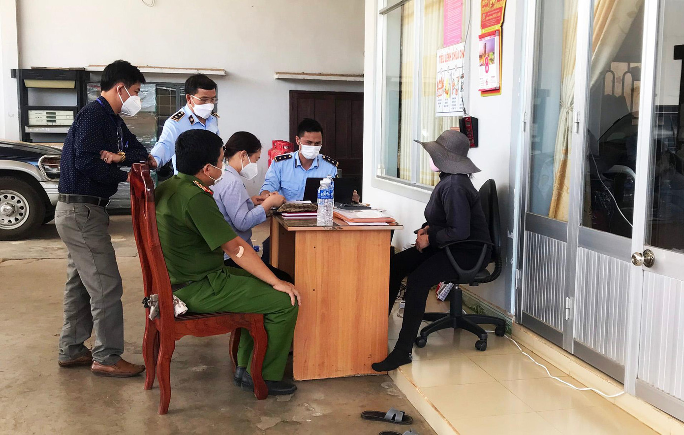 Lực lượng chức năng huyện Di Linh kiểm tra, lập biên bản vi phạm hành chính Lực lượng chức năng huyện Di Linh kiểm tra, lập biên bản vi phạm hành chính