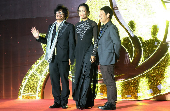 Đoàn làm phim Đất rừng phương Nam xuất hiện tại thảm đỏ Liên hoan phim lần thứ XXIII. Đoàn làm phim Đất rừng phương Nam xuất hiện tại thảm đỏ Liên hoan phim lần thứ XXIII.