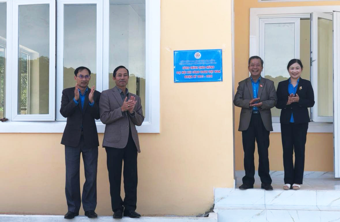 Gắn biển Nhà công vụ giáo viên, công trình chào mừng Đại hội XIII Công đoàn Việt Nam