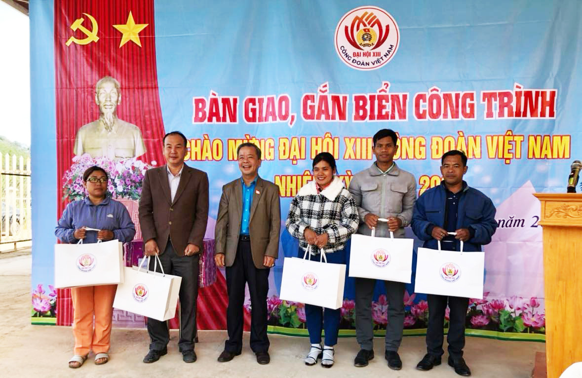 Trao quà cho người lao động có hoàn cảnh khó khăn