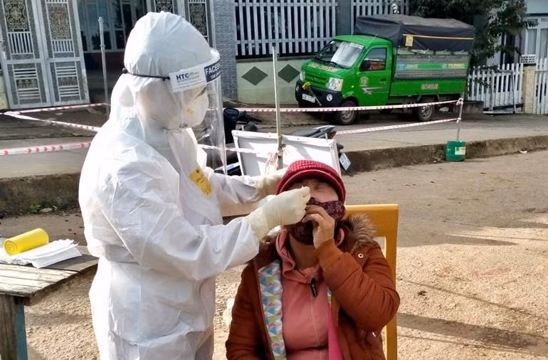 Lấy mẫu xét nghiệm tại xã Trạm Hành
