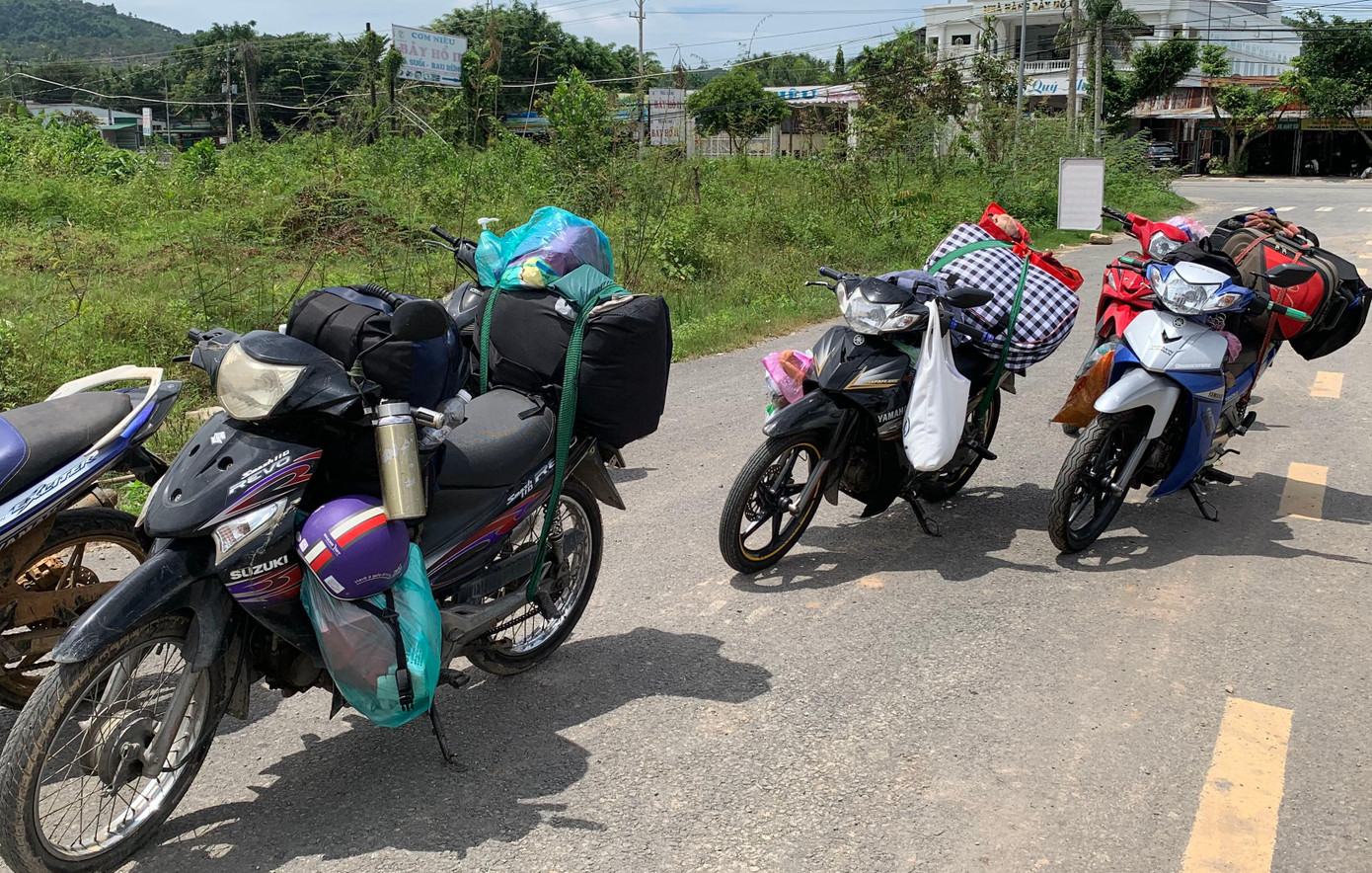 Những chiếc xe máy chở nặng hành trang trên đường hồi hương Những chiếc xe máy chở nặng hành trang trên đường hồi hương