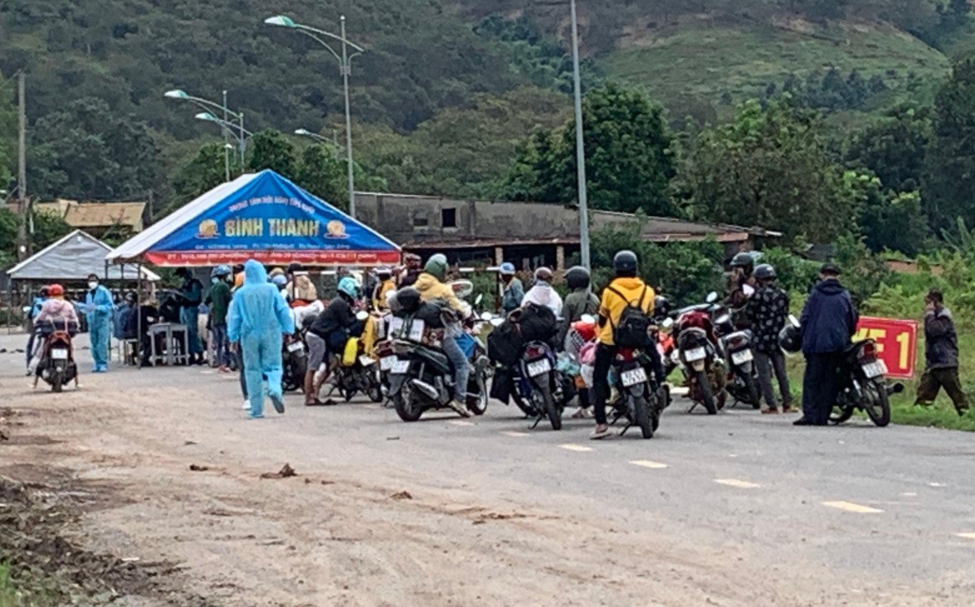 Những người đi xe máy tự phát về Lâm Đồng chờ được làm thủ tục để đưa đi cách ly Những người đi xe máy tự phát về Lâm Đồng chờ được làm thủ tục để đưa đi cách ly