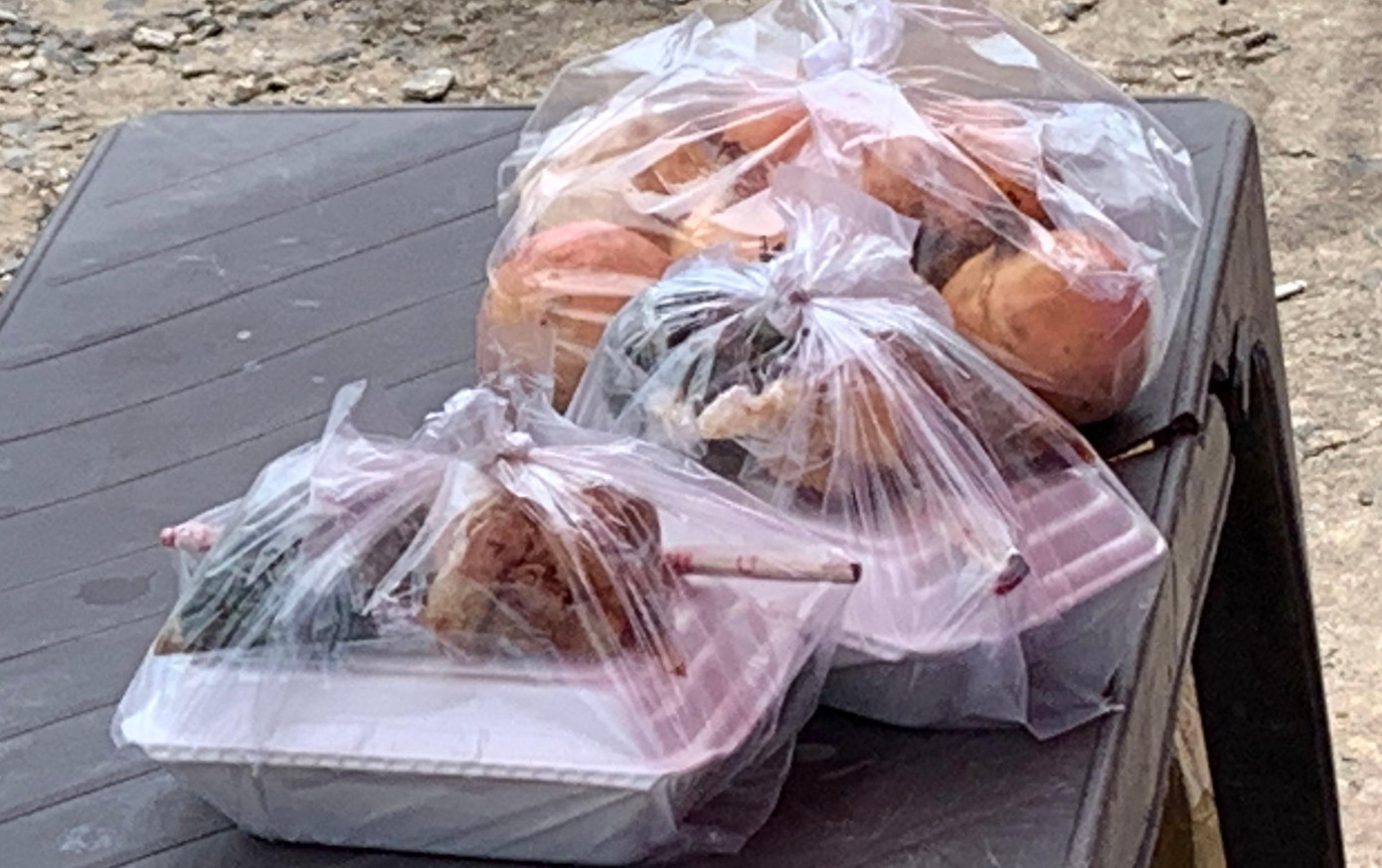 Các suất ăn được người dân địa phương chuẩn bị để tiếp tế cho những trường hợp tự phát hồi hương Các suất ăn được người dân địa phương chuẩn bị để tiếp tế cho những trường hợp tự phát hồi hương