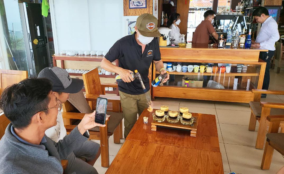 Ông Huy chế biến cà phê Phượng hoàng lửa