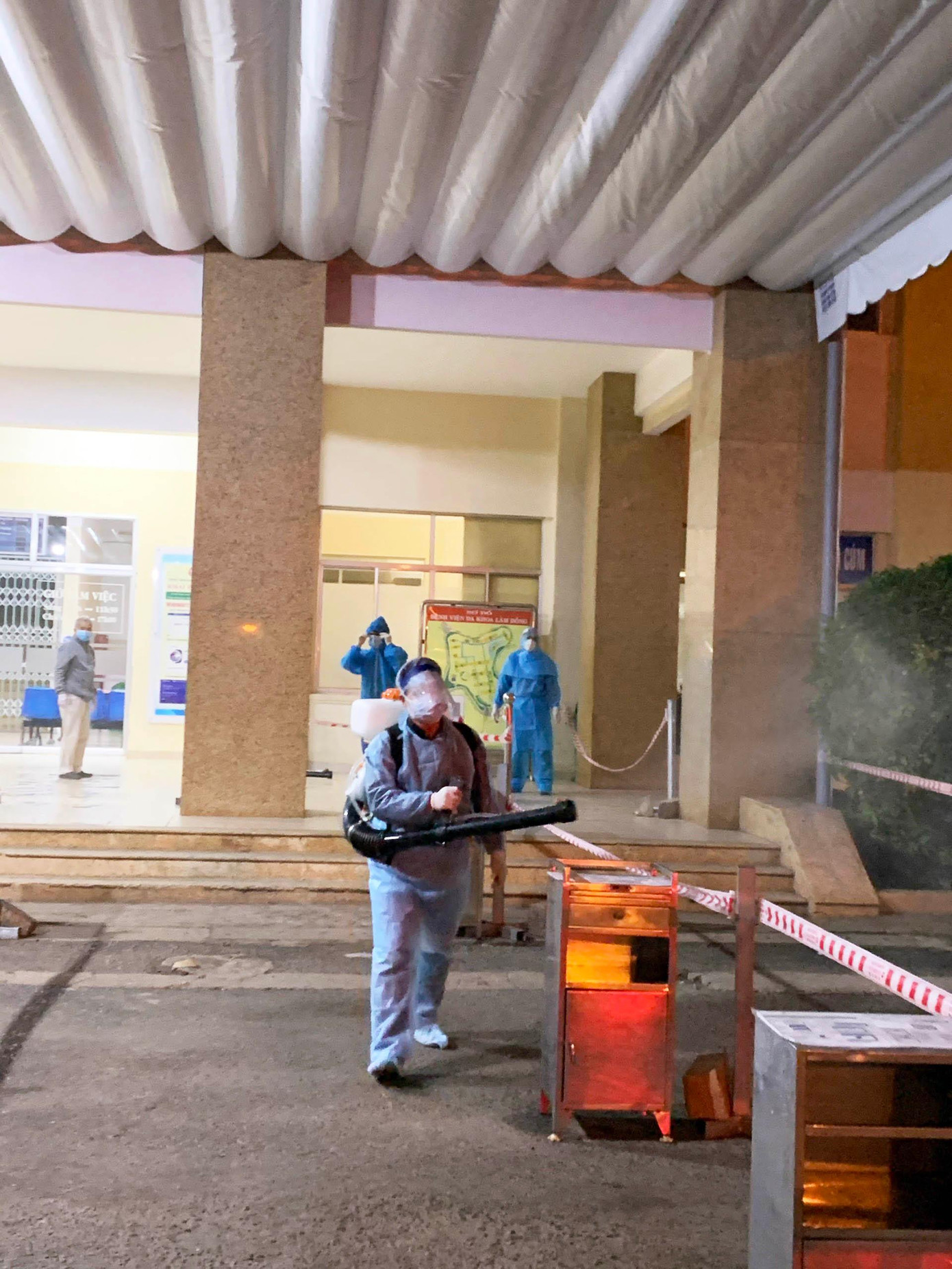 Phun thuốc khử khuẩn tại Bệnh viện Đa khoa Lâm Đồng