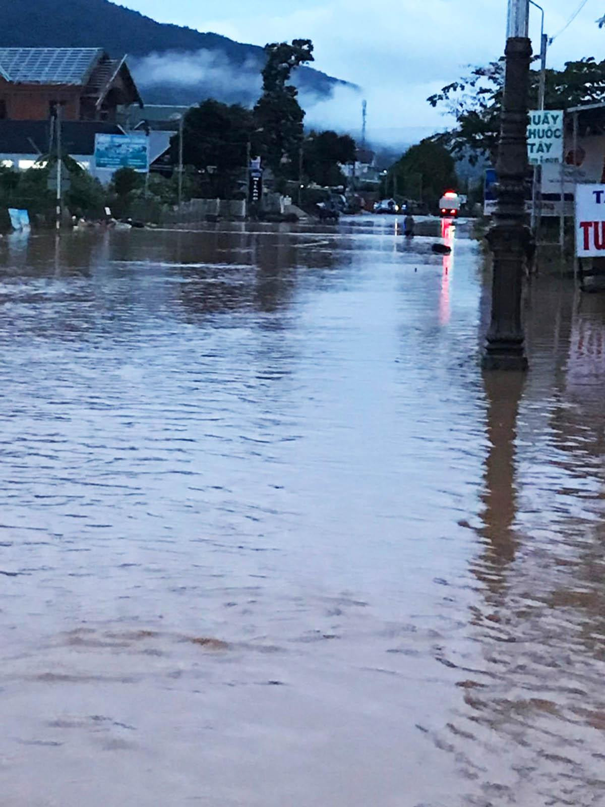 Đường sá lênh láng nước Đường sá lênh láng nước