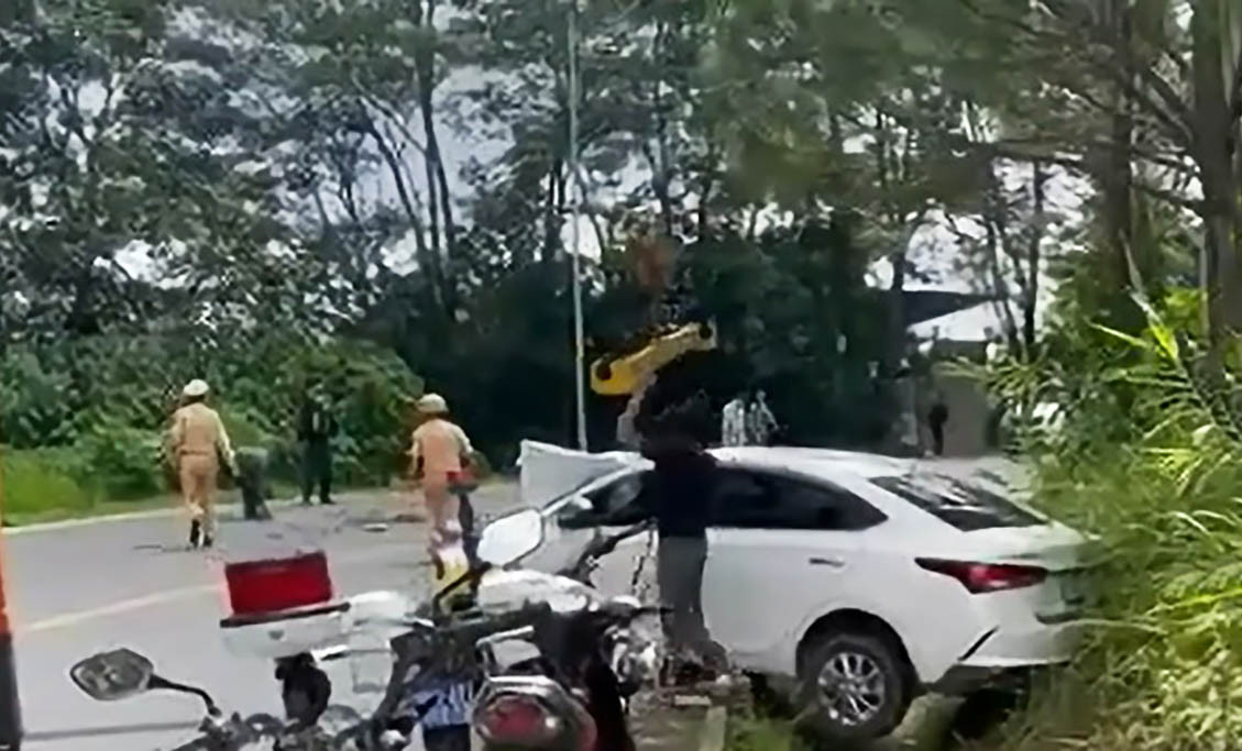 Hiện trường vụ tai nạn giữa ô tô con và xe tải Hiện trường vụ tai nạn giữa ô tô con và xe tải