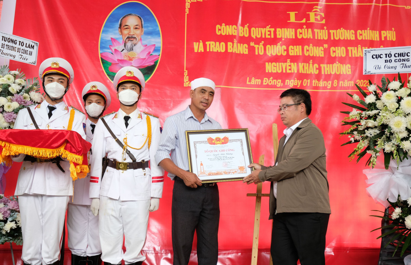 Ông Nguyễn Ngọc Phúc trao Bằng Tổ quốc ghi công tặng gia đình liệt sĩ Nguyễn Khắc Thường.