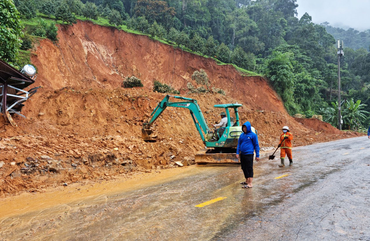 Giải tỏa hiện trường vụ sạt lở bằng phương tiện chuyên dụng.