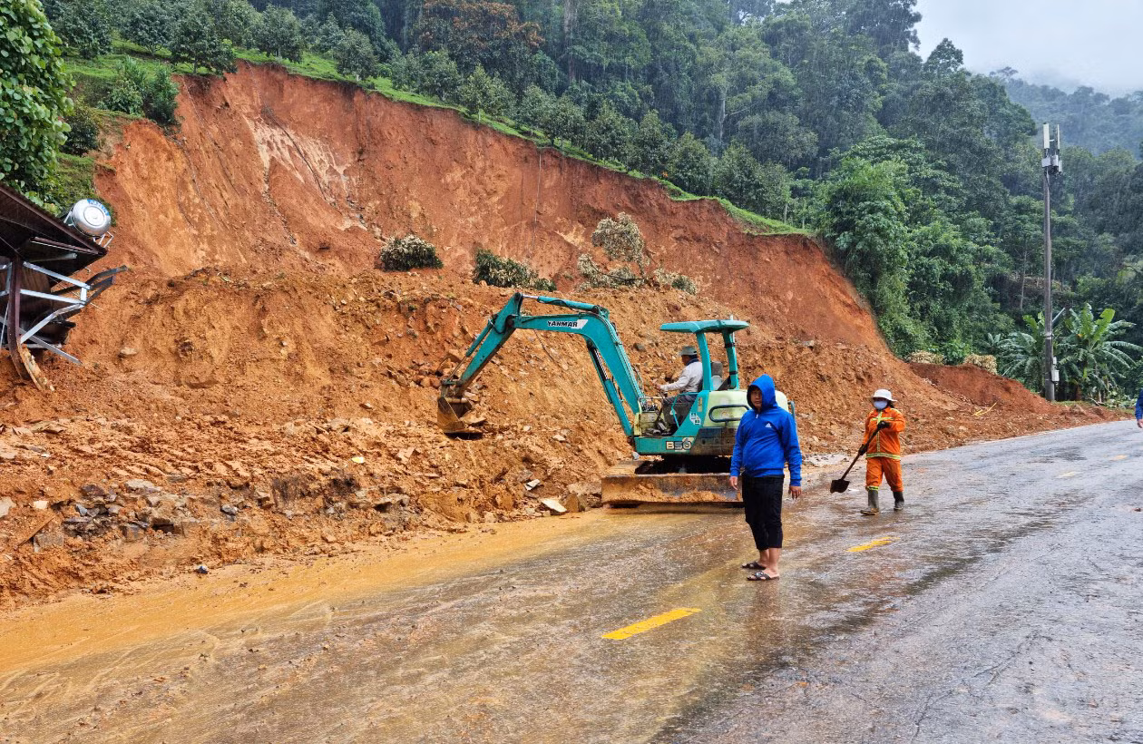 Giải tỏa hiện trường vụ sạt lở bằng phương tiện chuyên dụng.