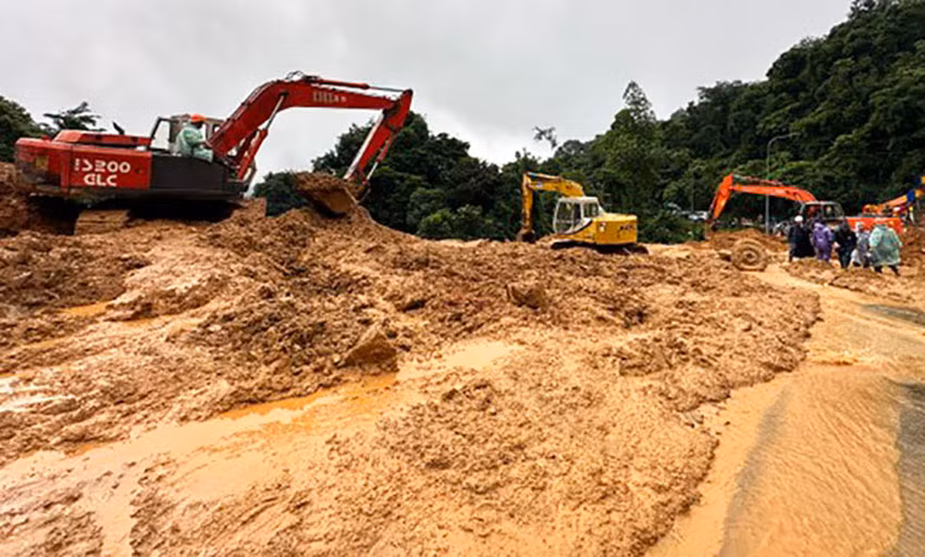 Vụ sạt lở đèo Bảo Lộc khiến một lượng lớn đất đá tràn ra đường.