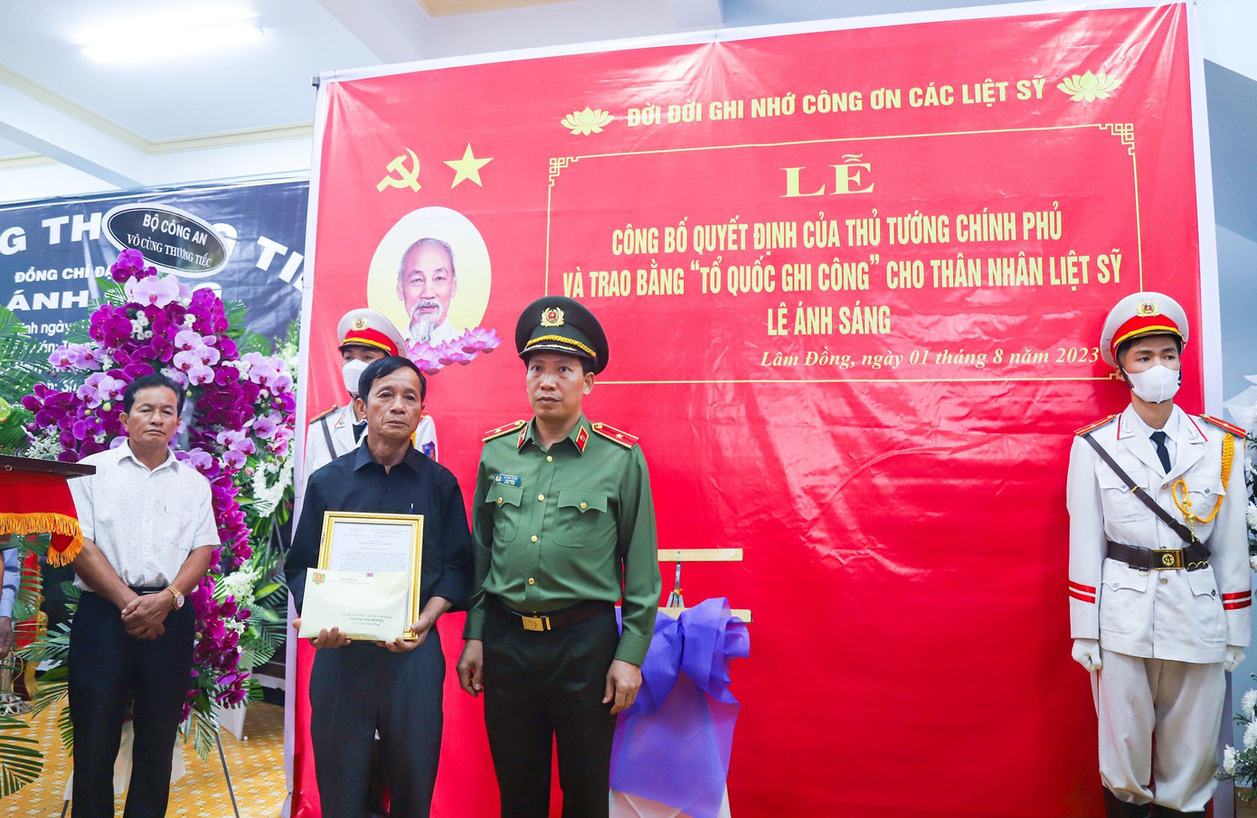 Thiếu tướng Lê Văn Tuyến trao quyết định truy thăng quân hàm đối với liệt sĩ Lê Ánh Sáng.