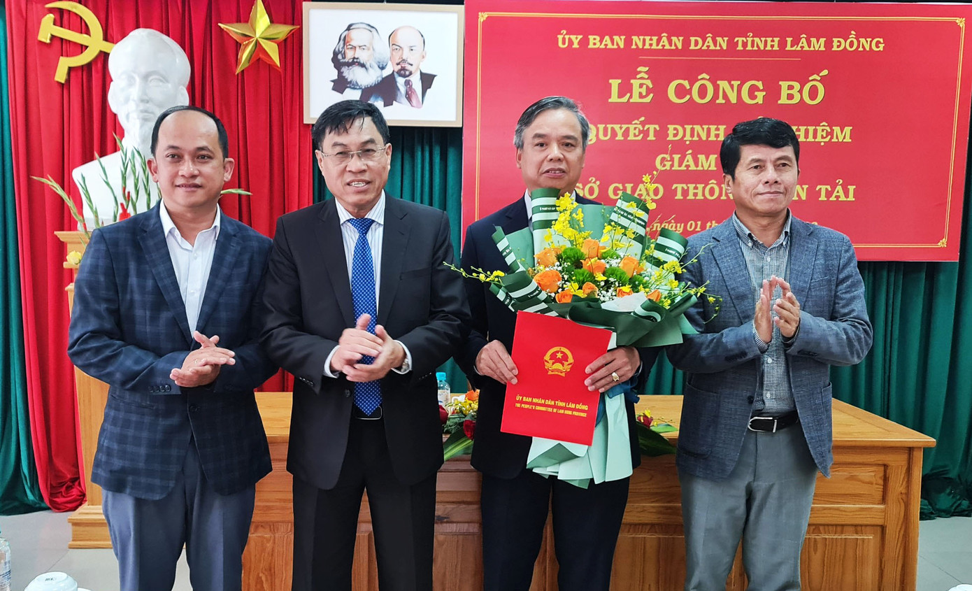 Ông Nguyễn Văn Gia (thứ hai, phải vào) được bổ nhiệm làm Giám đốc Sở Giao thông Vận tải tỉnh Lâm Đồng.