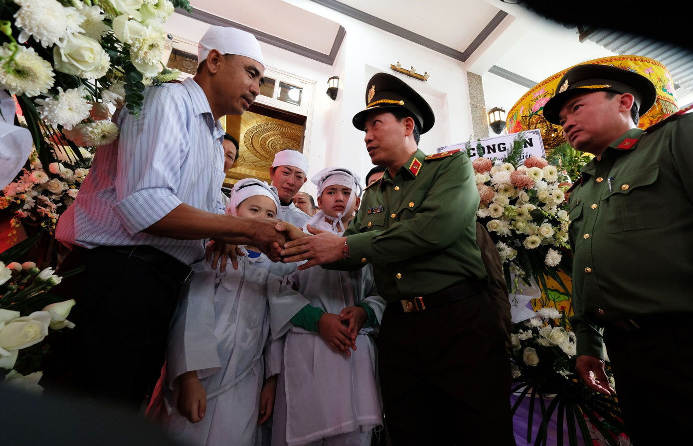 Thiếu tướng Lê Văn Tuyến thăm hỏi, động viên người thân của liệt sĩ Nguyễn Khắc Thường.