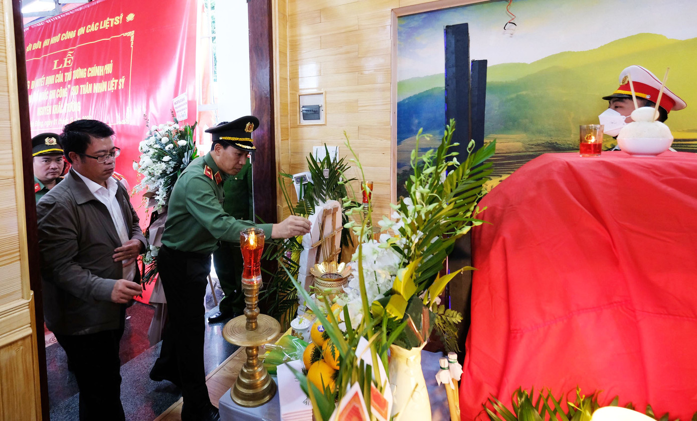 Thứ trưởng Bộ Công an thắp hương viếng liệt sĩ Nguyễn Khắc Thường.