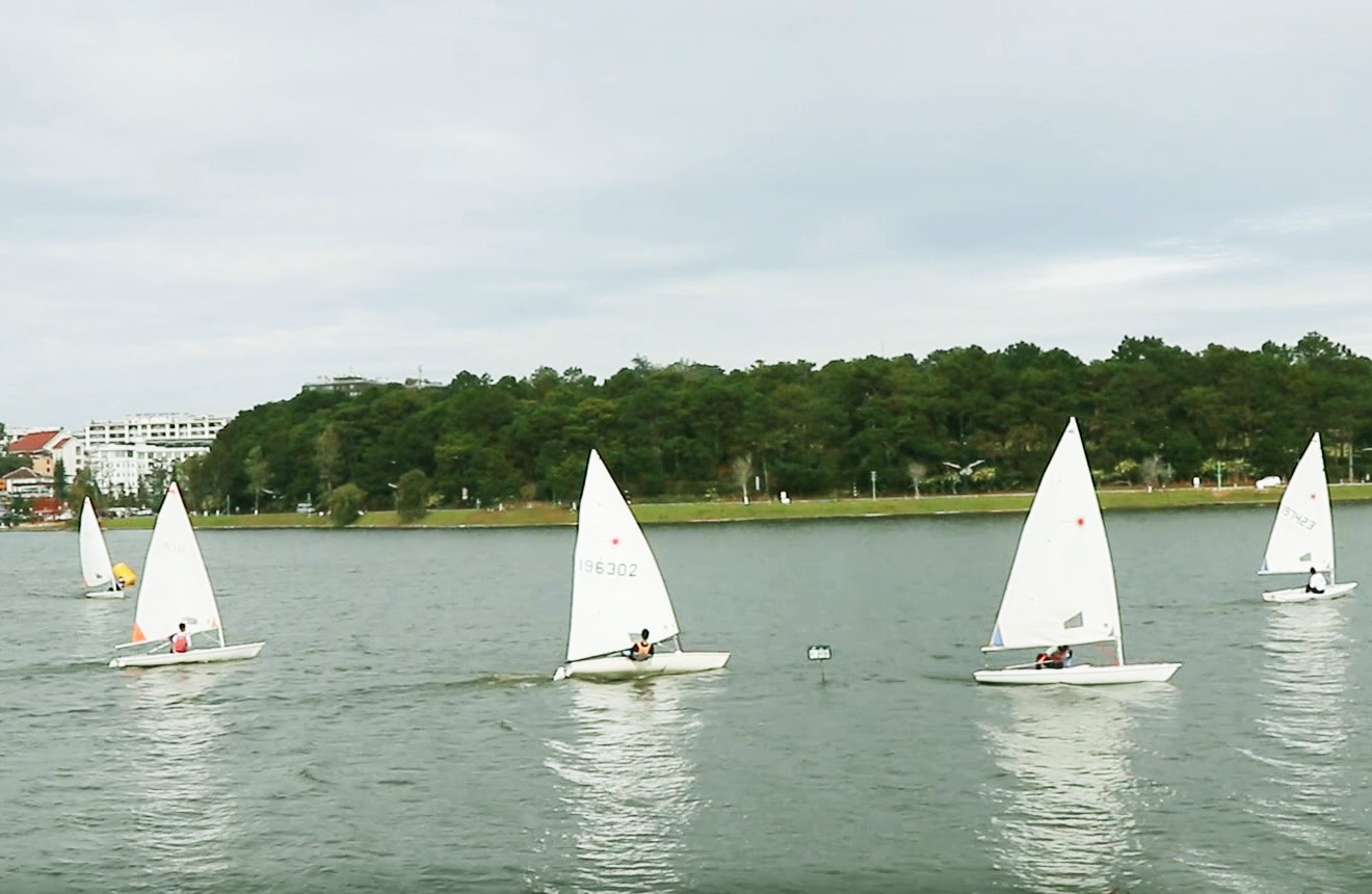 Chương trình biểu diễn thuyền buồm khiến hồ Xuân Hương thêm thơ mộng