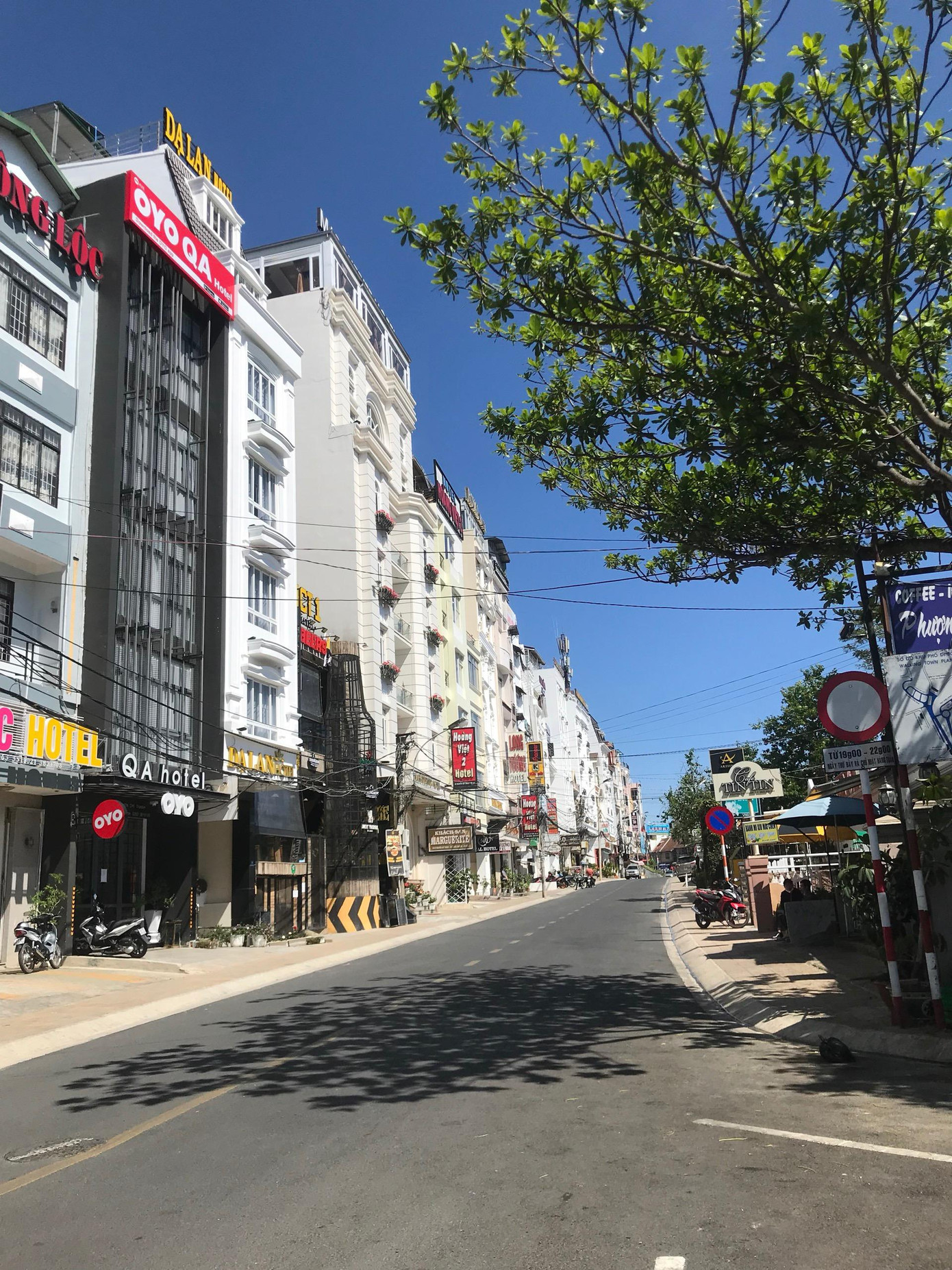 Phố khách sạn trên đường Nguyễn Chí Thanh mở cửa đón khách