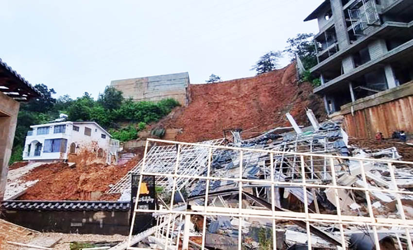 Một ngôi nhà thành đống đổ nát trong vụ sạt lở ta luy Một ngôi nhà thành đống đổ nát trong vụ sạt lở ta luy