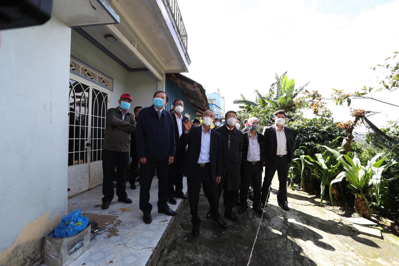 Chủ tịch tỉnh cùng lãnh đạo các ban ngành chức năng đến hiện trường vụ sạt lở Chủ tịch tỉnh cùng lãnh đạo các ban ngành chức năng đến hiện trường vụ sạt lở