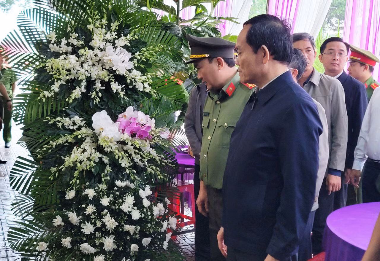 Phó Thủ Tướng Trần Lưu Quang viếng đám tang của Đại úy Lê Ánh Sáng