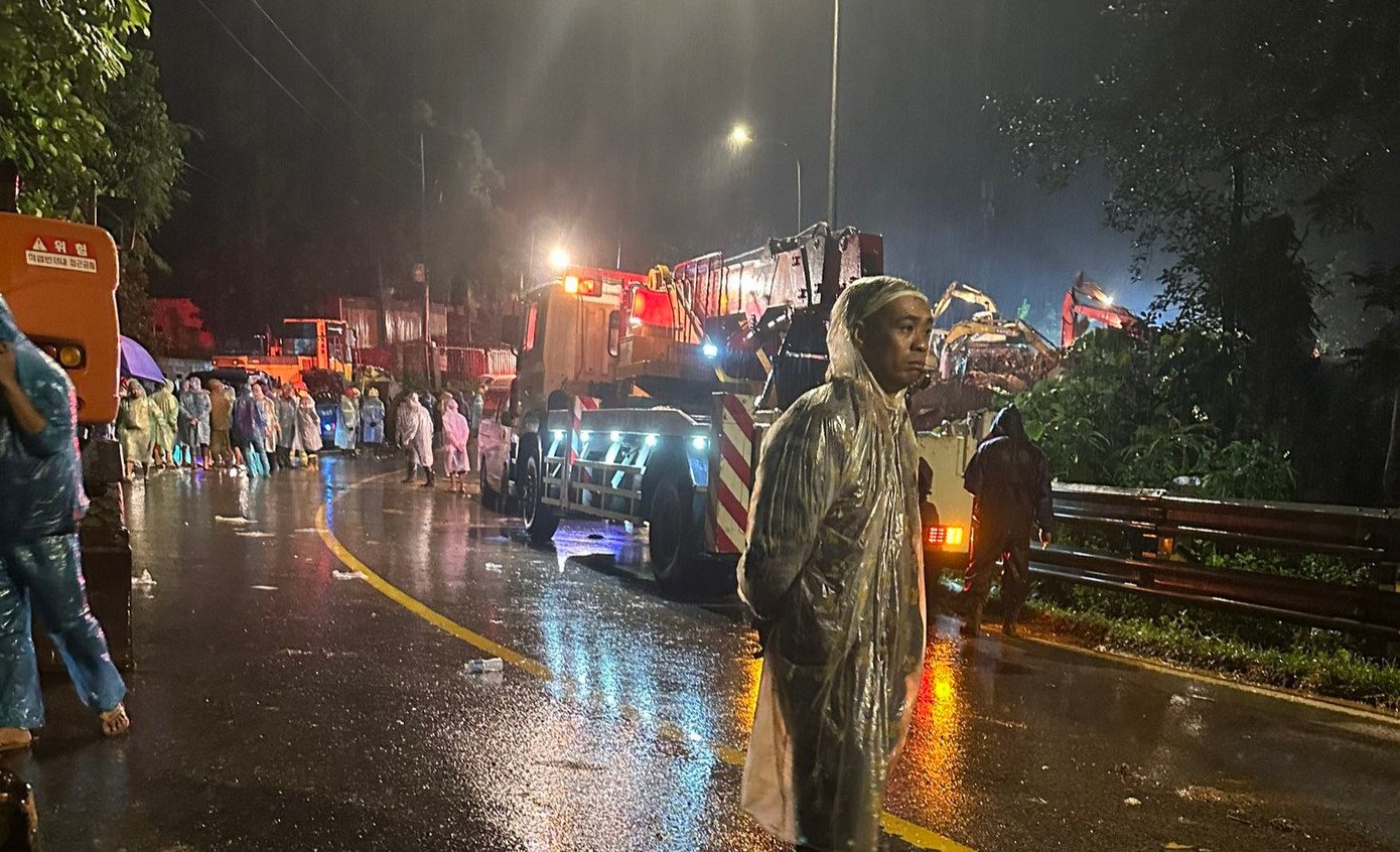 Nhiều người dầm mình trong mưa gió tìm kiếm nạn nhân thứ tư