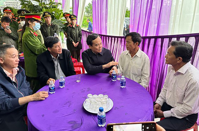 Phó Thủ tướng thăm hỏi thân nhân Thượng úy Lê Ánh Sáng tại TP Bảo Lộc Phó Thủ tướng thăm hỏi thân nhân Thượng úy Lê Ánh Sáng tại TP Bảo Lộc