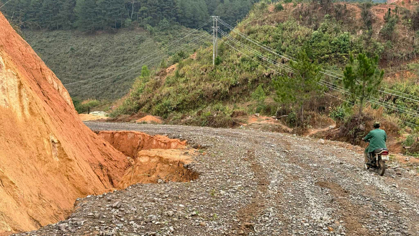 Tuyến đường vòng vừa xa xôi, lởm chởm đá cấp phối vừa sạt lở nguy hiểm