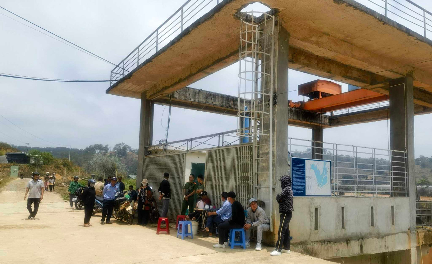 Một số người dân đến công ty thủy điện yêu cầu tháo dỡ cổng, hàng rào che chắn con đường