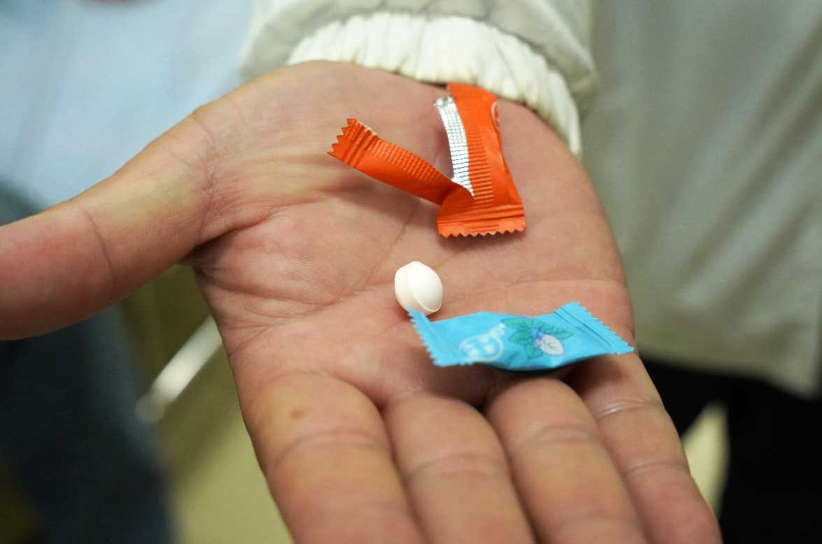 Loại kẹo các học sinh mua và chia nhau ăn trước khi có dấu hiệu rối loạn Loại kẹo các học sinh mua và chia nhau ăn trước khi có dấu hiệu rối loạn