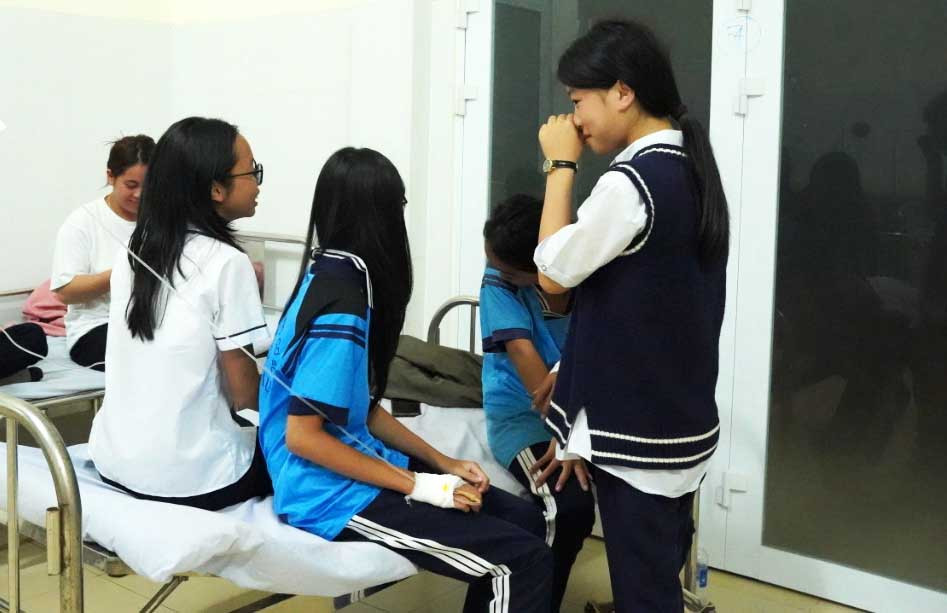 Nhiều học sinh phải nhập viện sau khi ăn kẹo không rõ nguồn gốc Nhiều học sinh phải nhập viện sau khi ăn kẹo không rõ nguồn gốc