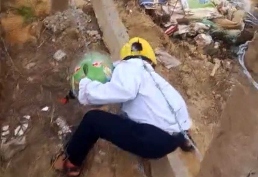 Học sinh chui hàng rào kẽm gai để đi học